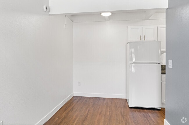 1BR, 1BA - 650SF - Remodeled - Dining Room