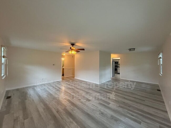 Photo - 4225 Fernbrook St