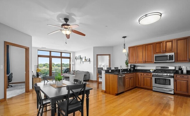 Building Photo - 160 S River St Unit 409