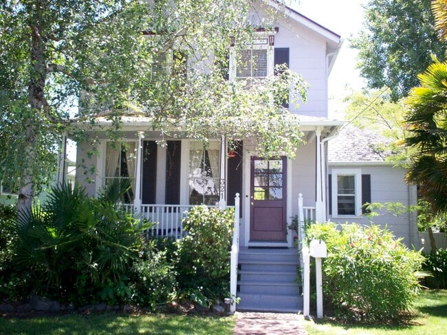 Victorian farmhouse front - 321 Nevada St