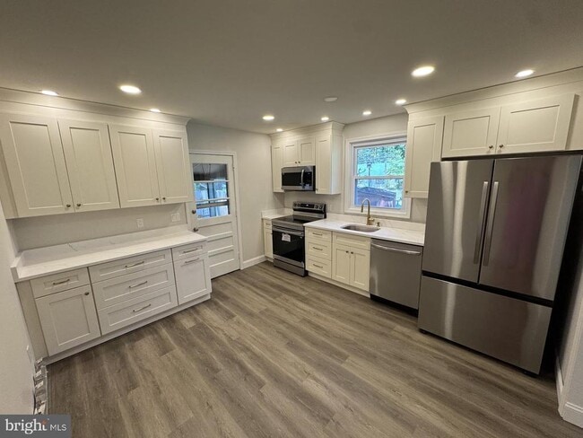 Photo - 601 E Lakeshore Dr