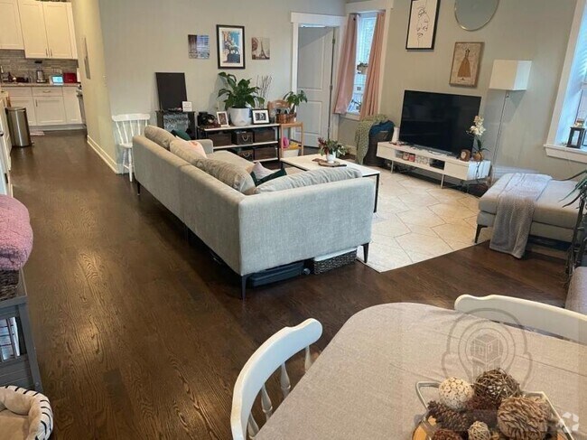 Building Photo - 1 bedroom in CHICAGO IL 60613 Unit 2f Rental