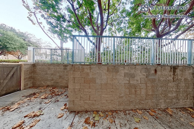 2400 W El Camino Real Unidad SI FL8-ID4774A