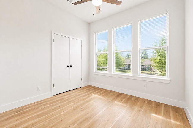 Photo - 1595 Court Ave