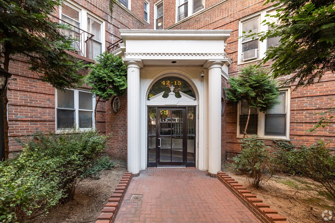 Entrada - 45-12 81st Ave