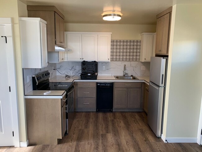 Photo - BEAUTIFUL SISTERS GROUND LEVEL APARTMENT, CLOSE TO DOWNTOWN! Unit A