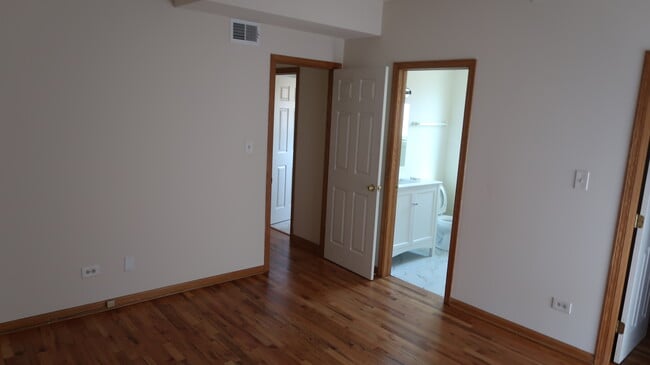 Photo - 1430 N Bosworth Ave Unit 2