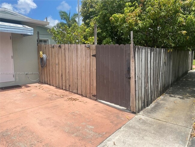 Building Photo - 7750 NW 5th St Unit 2 Rental