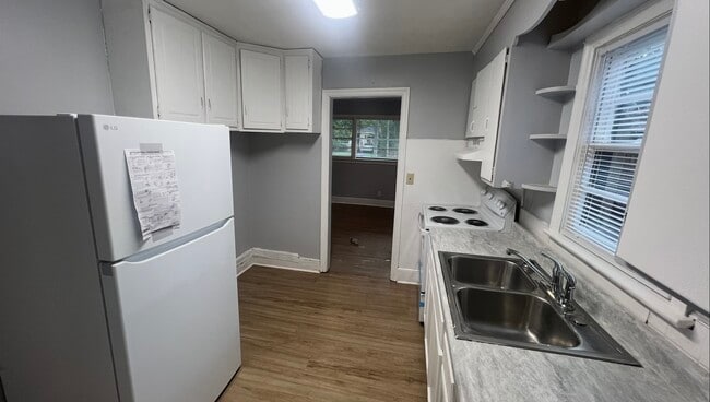 Cocina - 1351 Waverly Ave