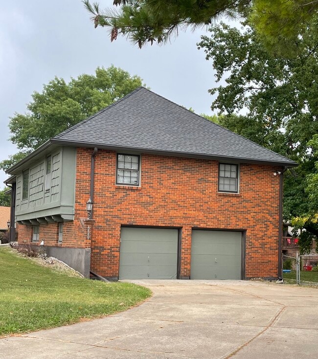 Photo - 220 NW Highland Ln