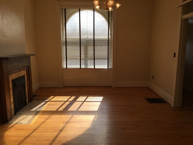 Living room - 3913 Flad Ave Unit 3913