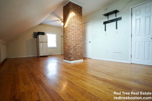 Building Photo - 24 Oak Square Ave Unit 2