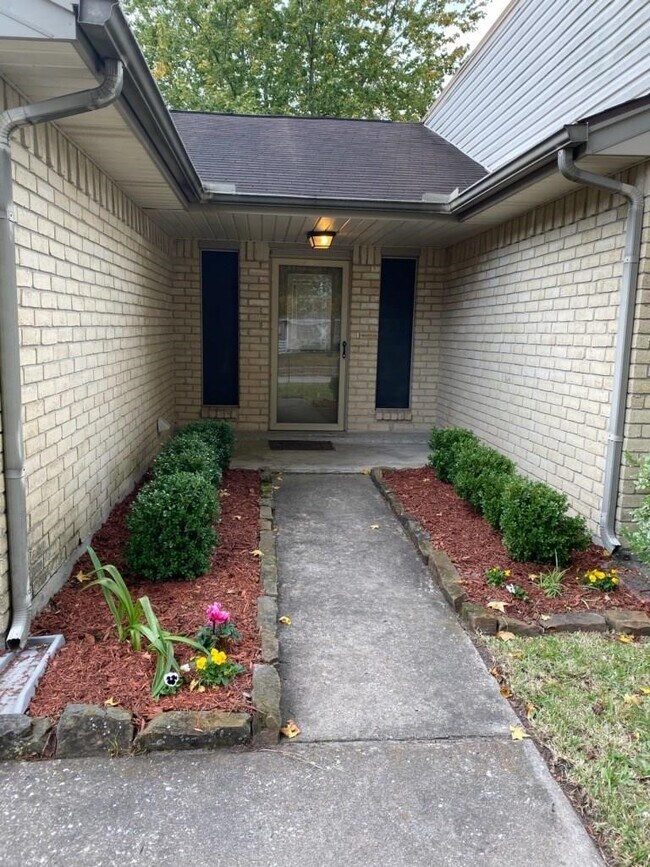 Photo - 18927 Droitwich Dr