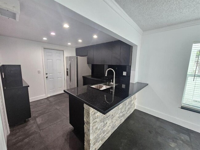 Building Photo - 3777 NW 78th Ave Unit 2A Rental