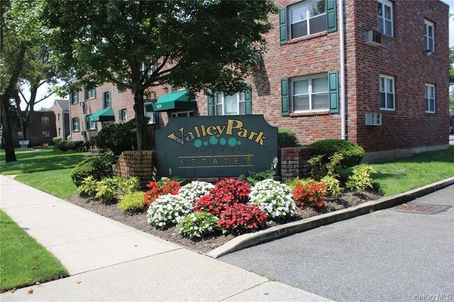 Building Photo - 1065 Fenwood Dr Unit 4