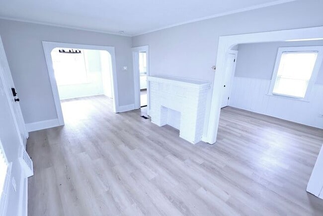 Building Photo - 1490 Hillside Terrace