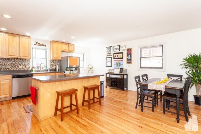 Building Photo - 1433 W Oakdale Ave Unit ch Rental