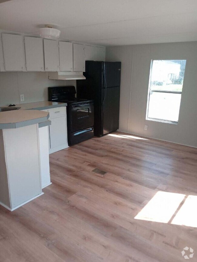 Building Photo - 675 Airport Rd Rental