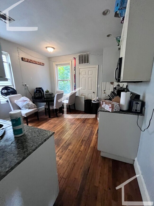 Photo - 733 Parker St