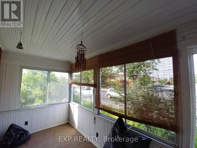 Photo - 162 Woodroffe Ave
