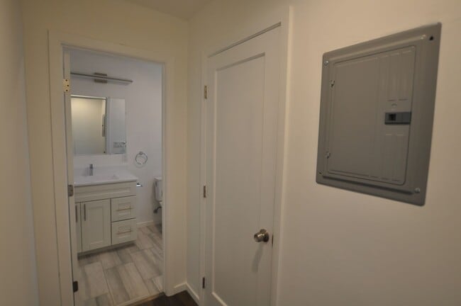 Building Photo - 655 Fairmont Ave Unit C