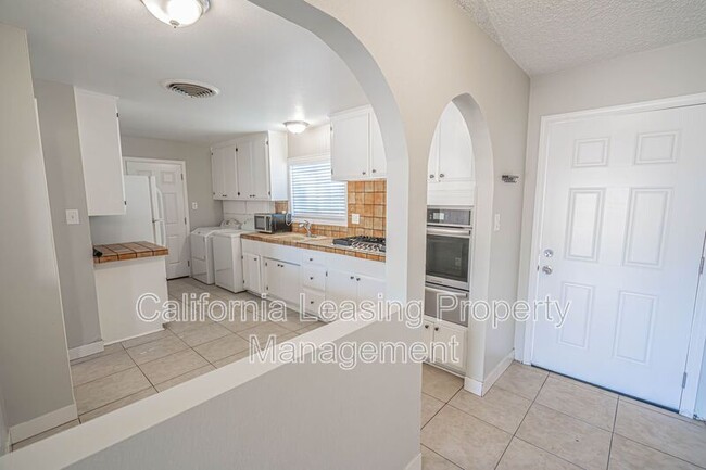 Photo - 20865 Burbank Blvd