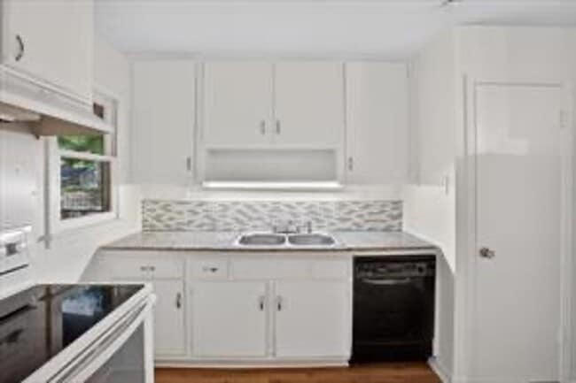 Building Photo - MOVE IN READY 4 BED 2 BATH!