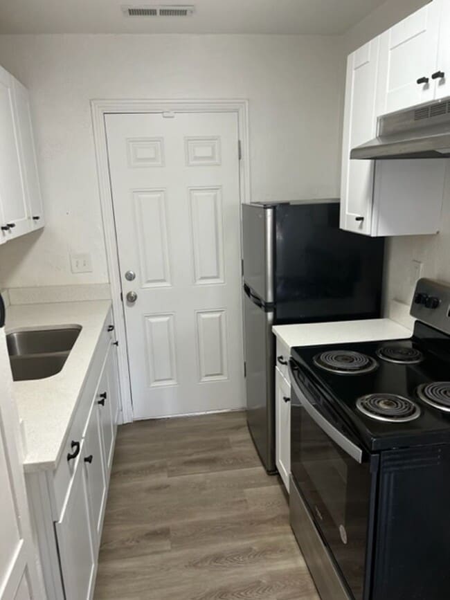 Building Photo - 163 E Commonwealth Ave Unit 3 Rental