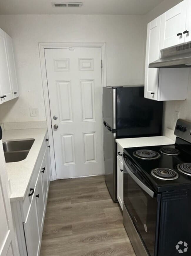Building Photo - 163 E Commonwealth Ave Unit 3 Rental