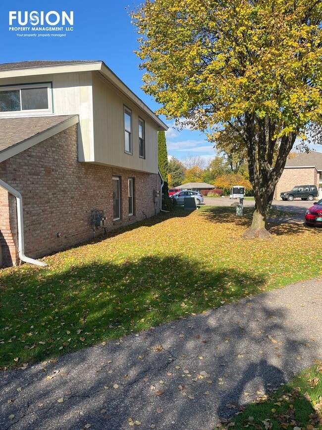 Building Photo - 3 Bedroom/2 Bathrroom Condo Right Near Oakledge Park!