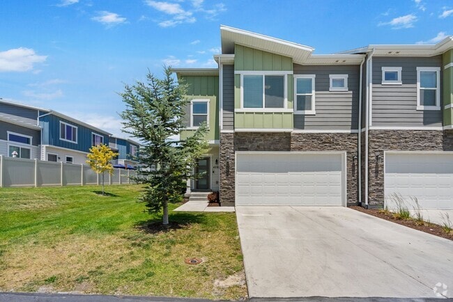 Building Photo - Stunning Row End Townhome In Great Location!