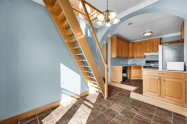 Photo - 511 W High St