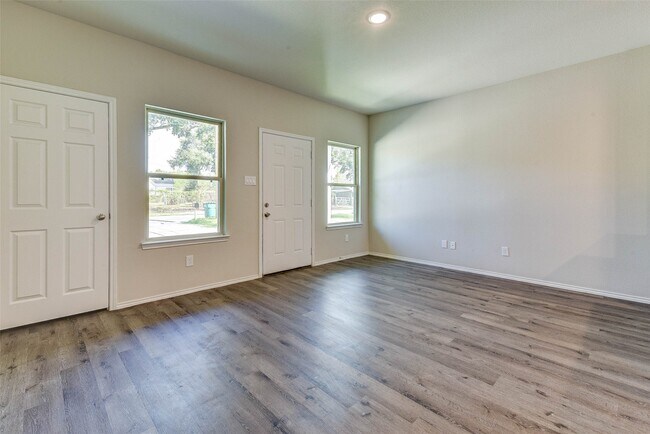 Photo - 407 E Avenue G