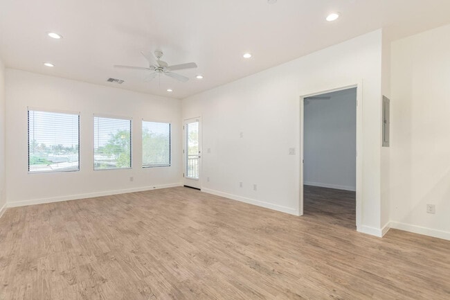 Photo - 2063 E Lemon St Unidad 3004