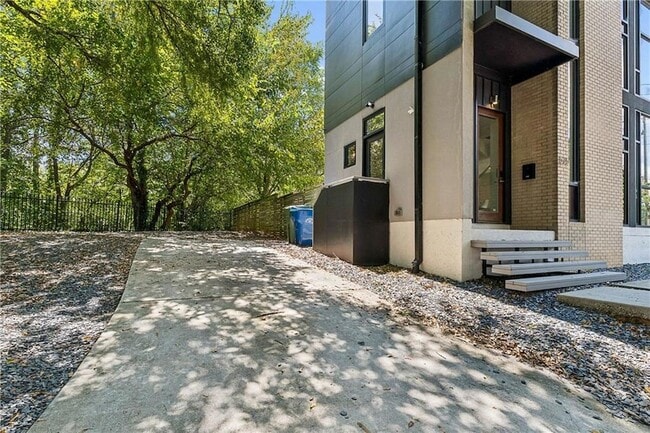 Photo - 575 Highland Ave NE