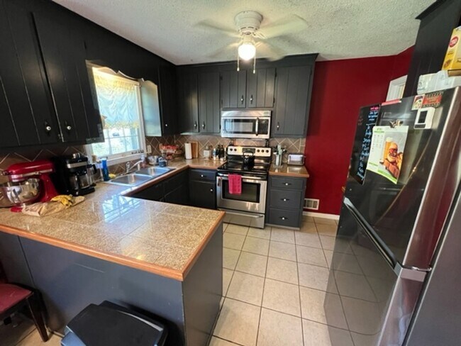 Photo - Beautiful 3 Bedroom Home Near Campus and D...