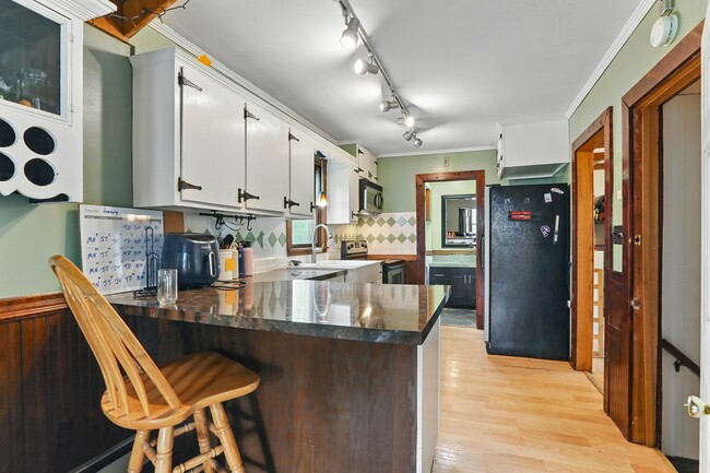 Photo - 1468 Carroll Ave