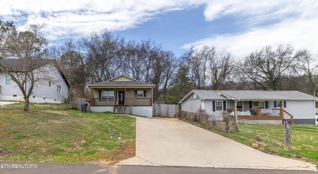 Photo - 2013 Paris Rd NW