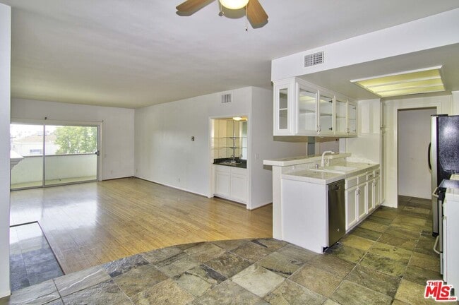 Photo - 521 Montana Ave Unit 301