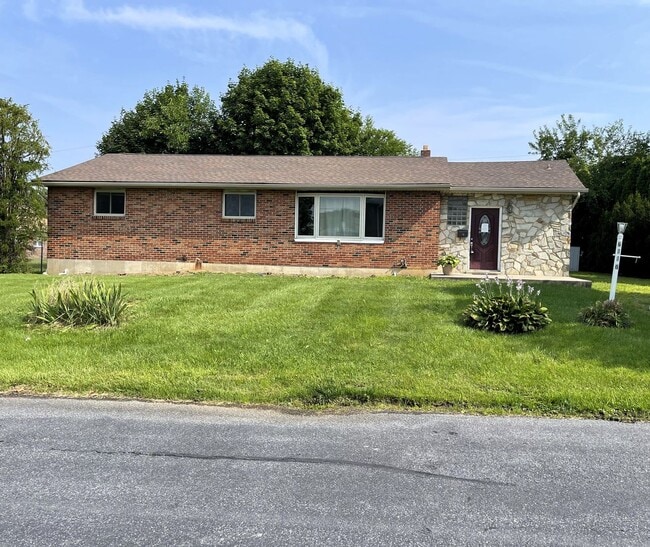 Building Photo - 3 Bedrooms - 2 Full Baths Ranch style