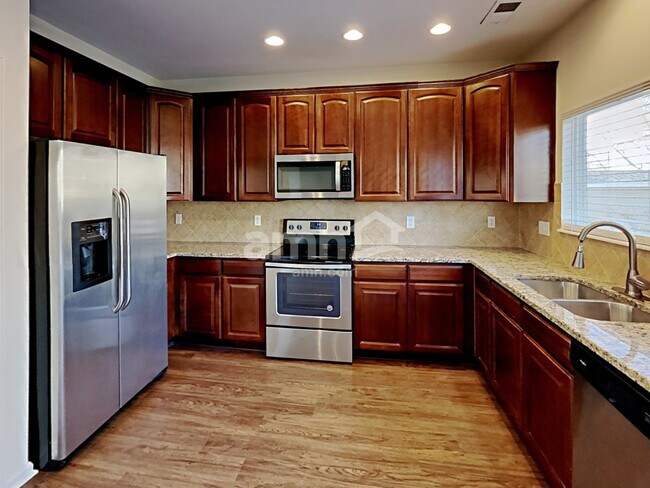 Photo - 11811 Fraser St