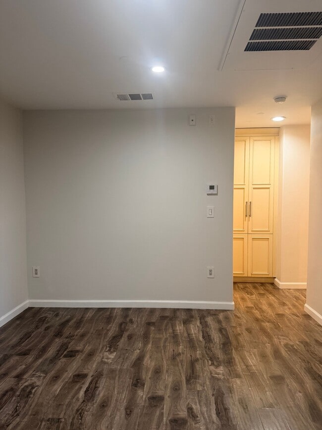 Building Photo - 917 N Sierra Bonita Ave