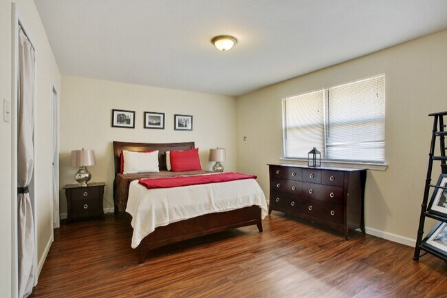 Photo - 2216 Glasgow Dr