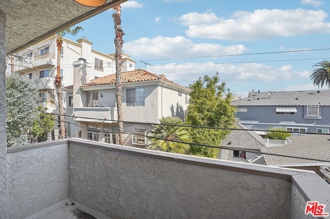 Photo - 1352 S Carmelina Ave Unidad 206