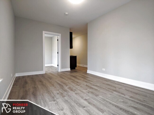 Photo - 711 W Brompton Ave