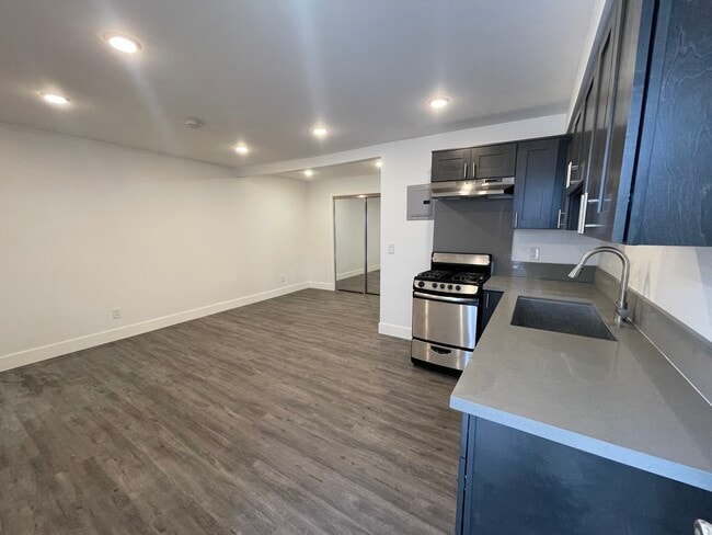 Building Photo - 210 W 57th St Unit 3/4