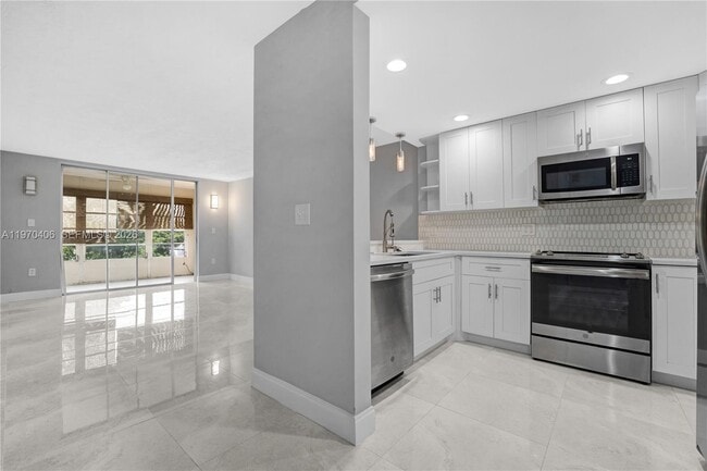 Building Photo - 7100 NW 17th St Unit 305