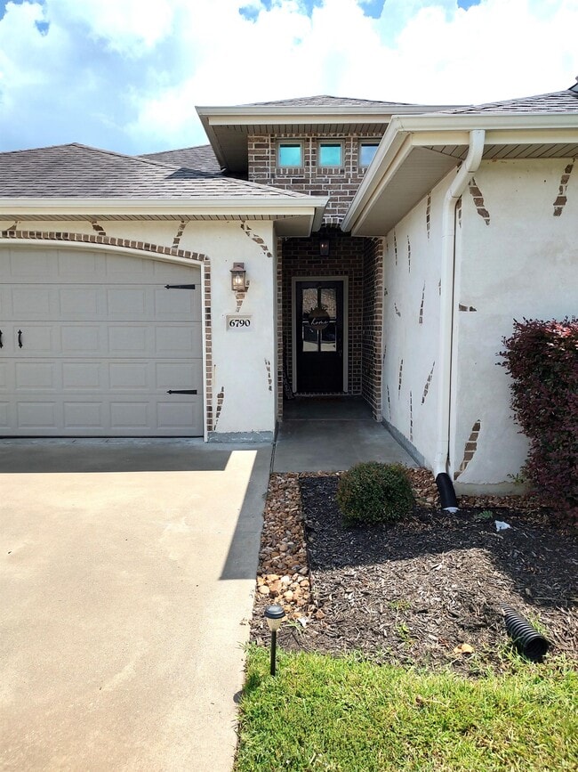 Photo - 6790 Woodridge Drive