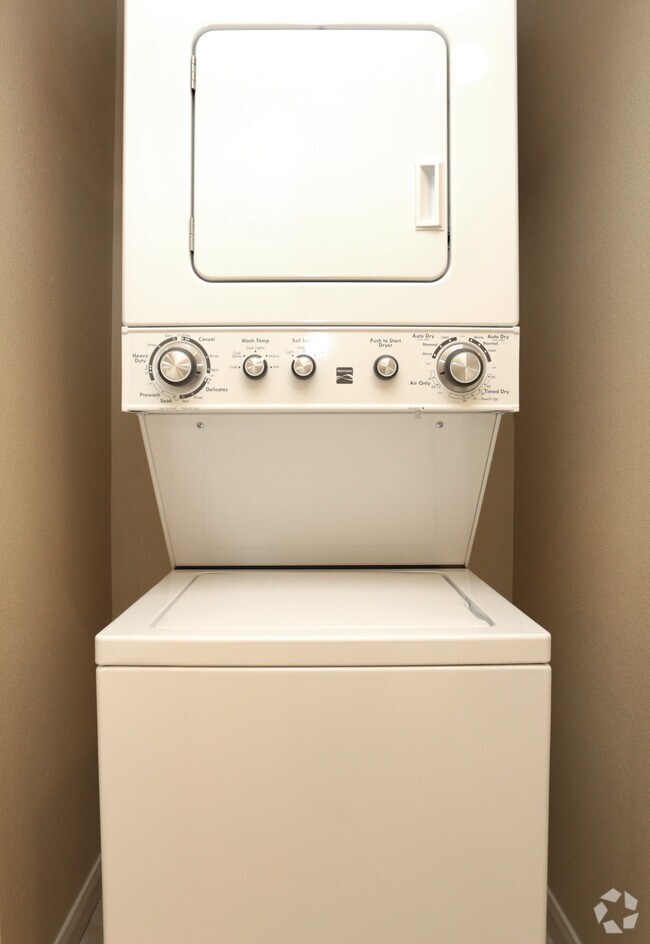 1 habitación, 1 baño, 670 pies cuadrados - Cuarto de servicio - Haven At Highland Knolls