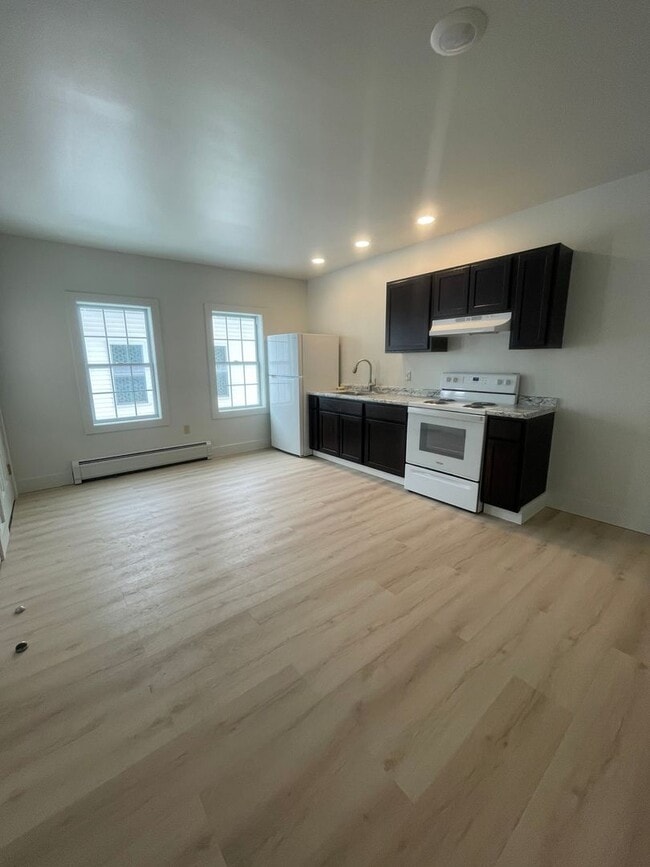 Building Photo - 319 Pleasant St Unit 101 - Front Down